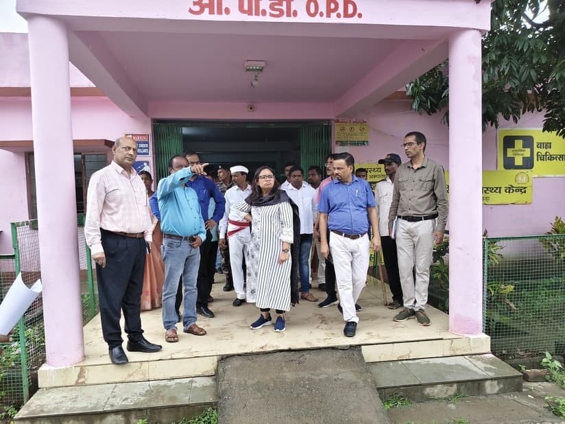 डीसी ने बोआरीजोर में विकास योजनाओं और संस्थानों का किया औचक निरीक्षण