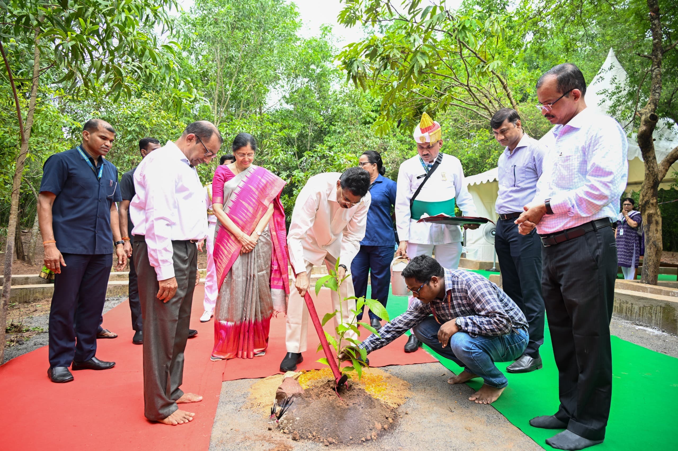 Bhubaneswar News: जैव विविधता को संरक्षित करने के लिए पेड़ लगाना जरूरी : राज्यपाल