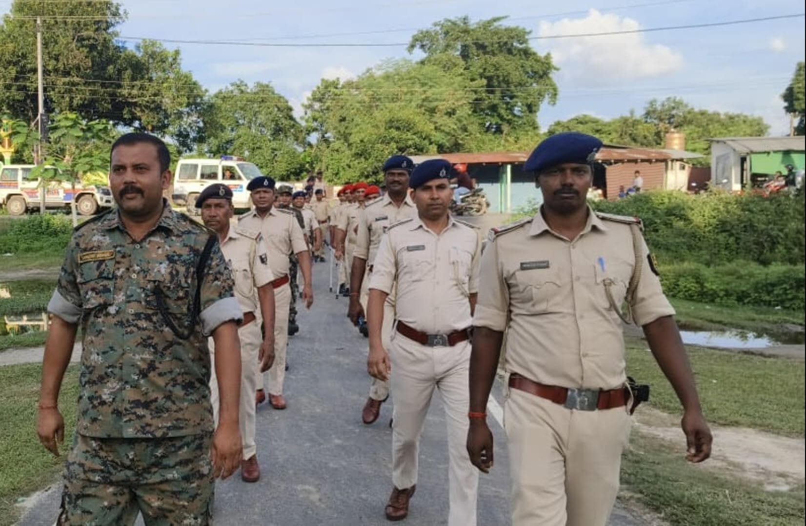 पोठिया बाजार में निकला फ्लैग मार्च