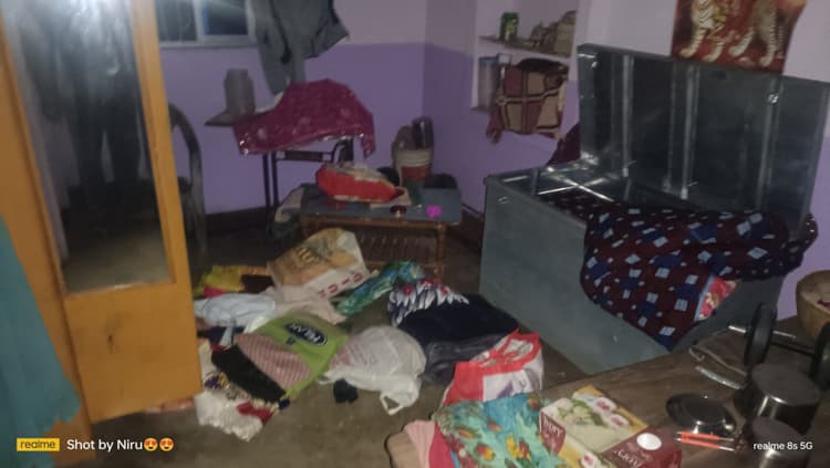 Dhanbad News: खोनाठी बस्ती के दो घरों का ताला तोड़ पांच लाख की संपत्ति चोरी