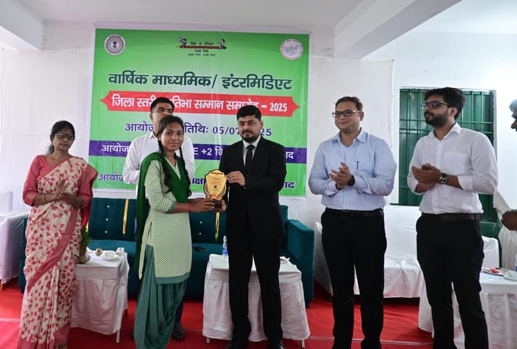 Dhanbad News: हर बच्चे को गुणवत्तापूर्ण शिक्षा के लिए प्रयत्नशील हैं मुख्यमंत्री : उपायुक्त