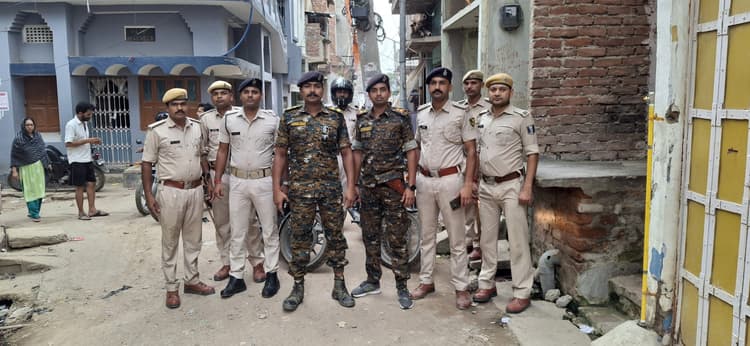 Saran News : मुहर्रम के ताजिया जुलूस को लेकर शहर में पुलिस रही सतर्क, शांतिपूर्ण माहौल में निकला जुलूस
