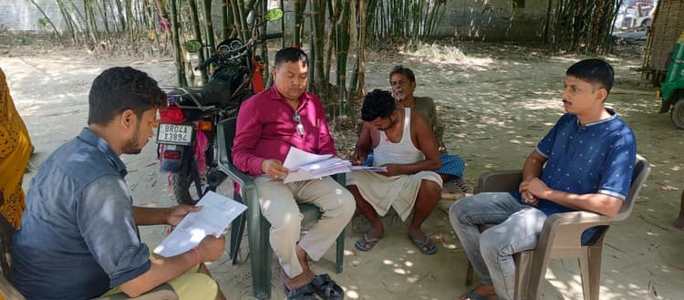 विशेष पुनरीक्षण अभियान को लेकर बीएलओ कर रहे डोर-टू-डोर सर्वे