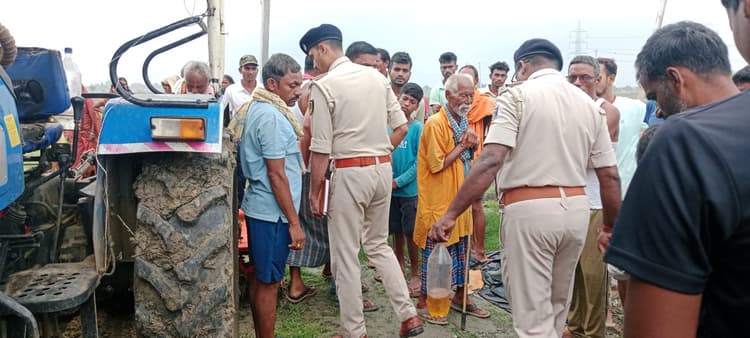 पेट्रोल छिड़क ट्रैक्टर में लगायी आग, जांच में जुटी पुलिस