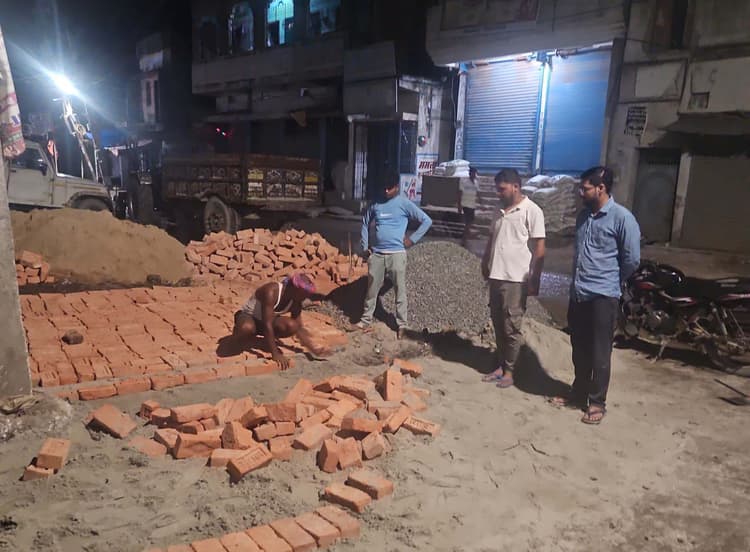 Saran News : जलजमाव और कचरा डंपिंग से बने गड्ढों की शुरु हुई मरम्मत, डीएम के आदेश पर नगर निगम सक्रिय