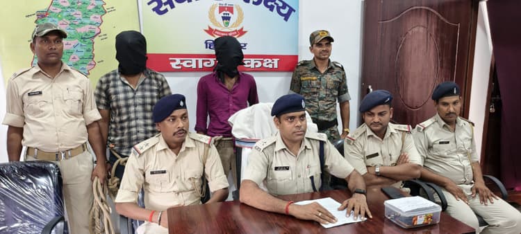 चोरी हुई बाइक, फोन और जेवरात बरामद, दो गिरफ्तार