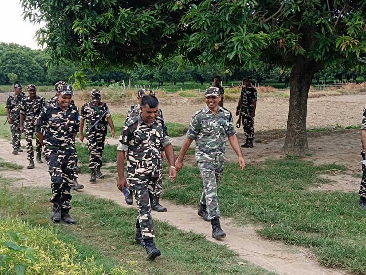 Motihari: मुहर्रम को लेकर एसएसबी ने लगाया सीमा पर गश्त