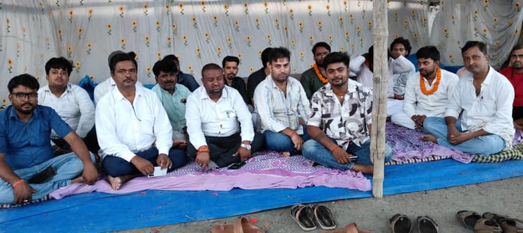 Samastipur News:अनशनकारियों की बिगड़ी तबीयत, रेल प्रशासन ने की बातचीत