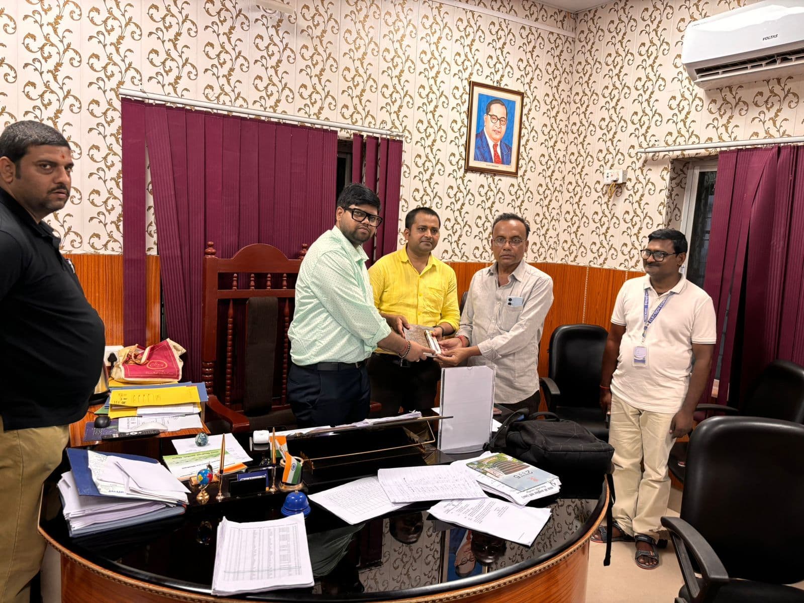 Samastipur News:उजियारपुर में दो बीएलओ हुए सम्मानित