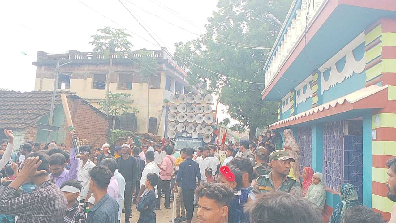 मुहर्रम पर जगह-जगह निकले ताजिया जुलूस, दिखाये हैरतअंगेज कारनामे