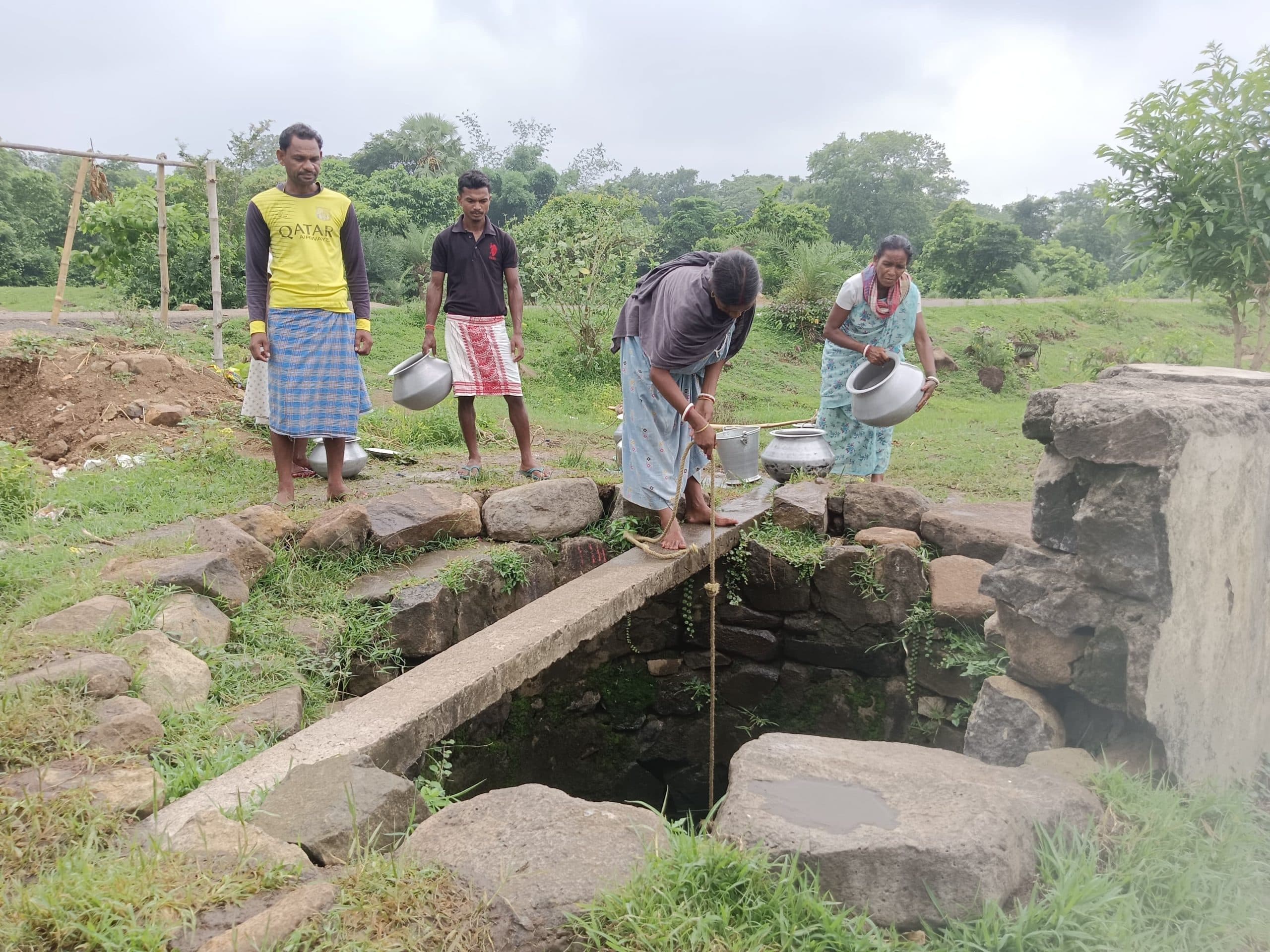 कुएं के दूषित पानी के भरोसे ग्रामीणों की प्यास