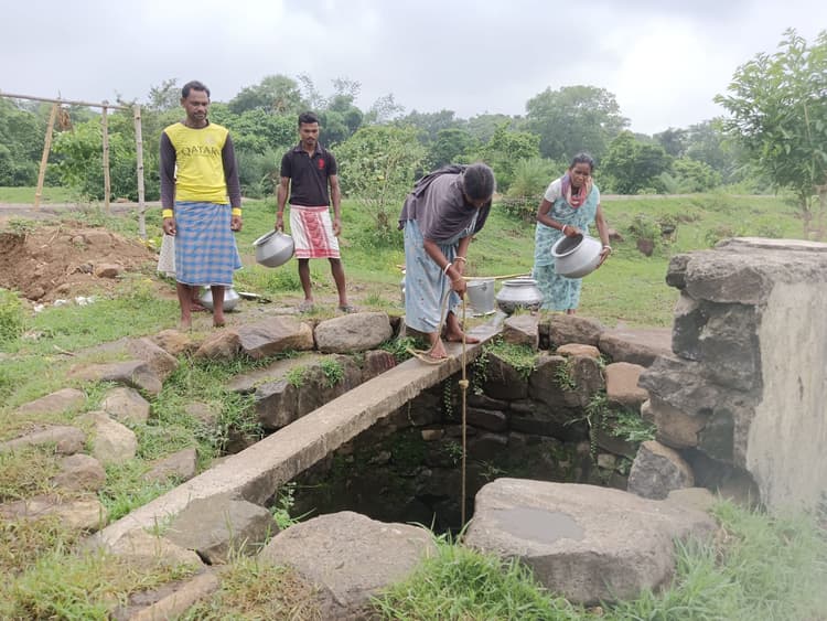कुएं के दूषित पानी के भरोसे ग्रामीणों की प्यास