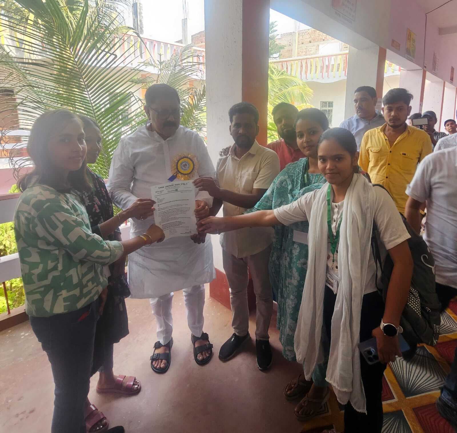 परीक्षा सेंटर बदले जाने पर आरएमडब्ल्यू कॉलेज की लड़कियों ने जतायी खुशी