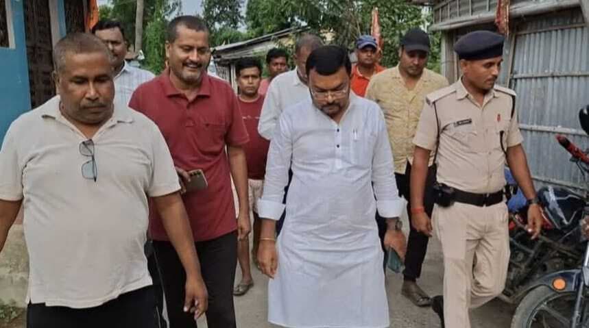 ठाकुरबाड़ी मंदिर पहुंचे महादलित आयोग अध्यक्ष, मूर्ति चोरी मामले में जतायी चिंता