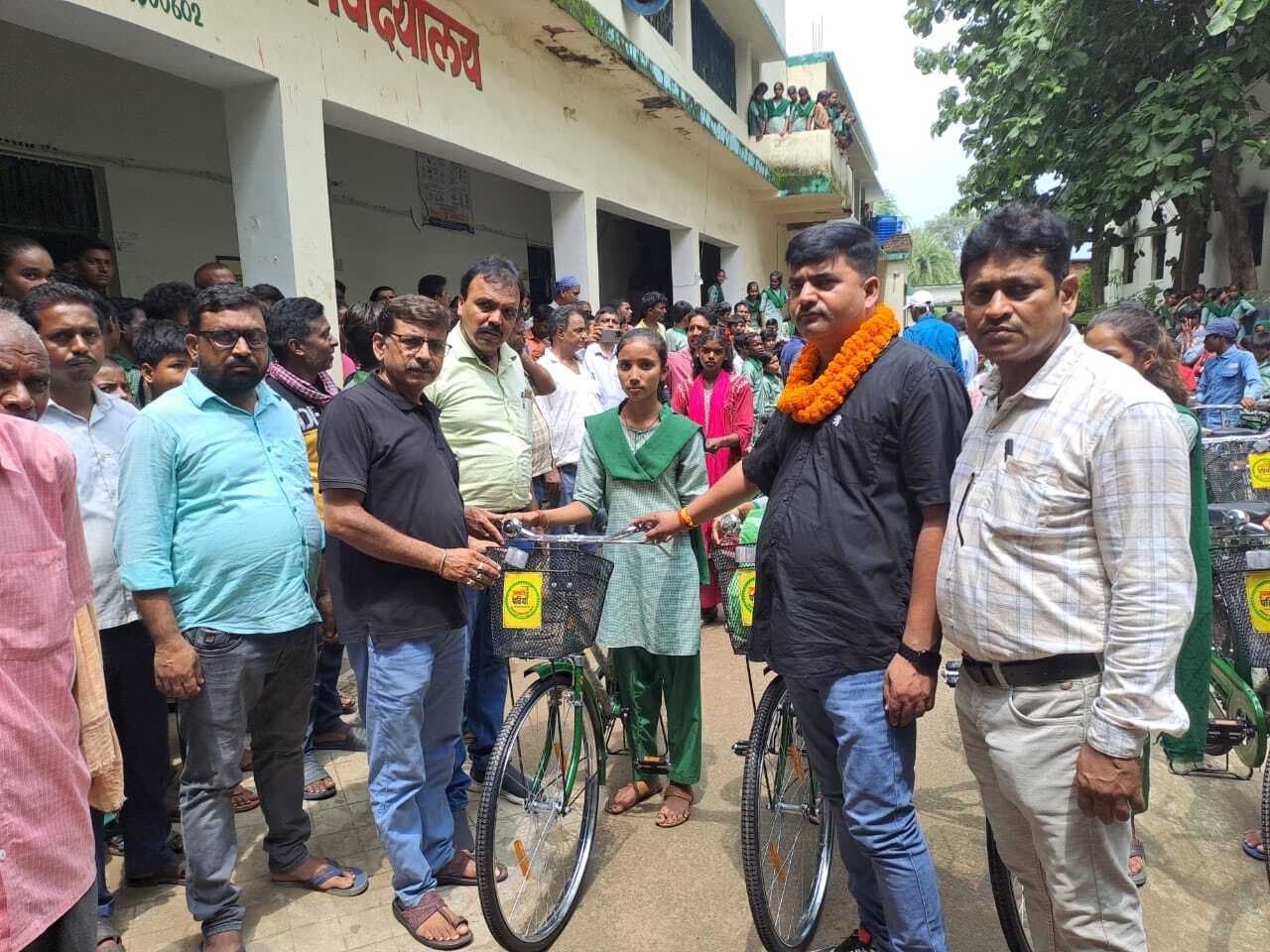 सारठ : 600 छात्र-छात्राओं को बांटीं गयी साइकिलें