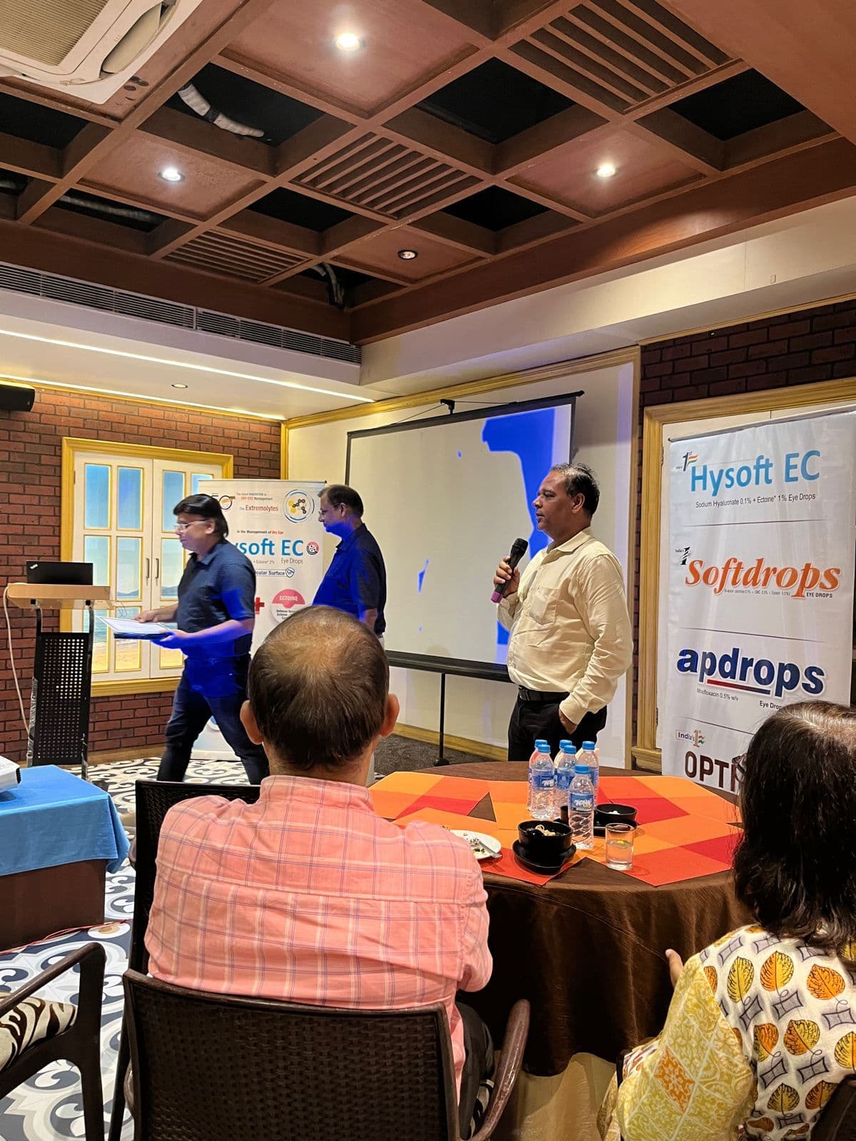 Jamshedpur News : चश्मा हटाने के लिए इंप्लांटेबल कोलामर लेंस सर्जरी बेहतर : डॉ अजय