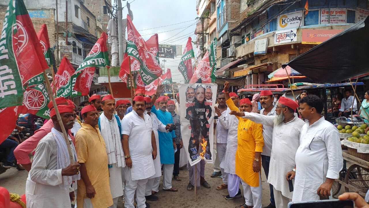 मतदाता पुनरीक्षण अभियान के विरोध में सपा ने सरकार व आयोग का फूंका पुतला