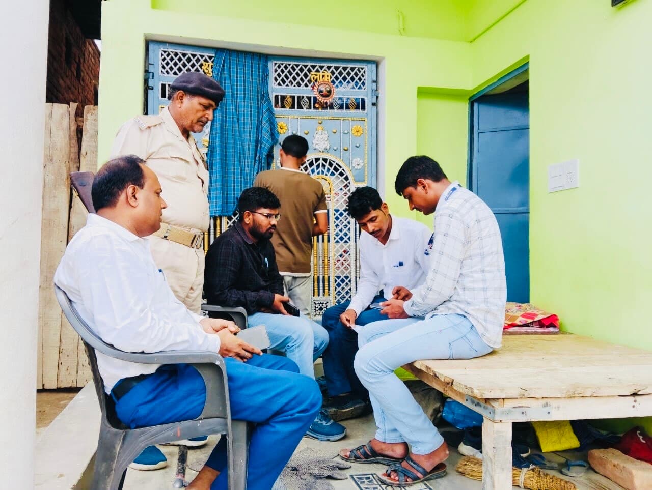 मतदाता सूची पुनरीक्षण कार्य का अधिकारियों ने किया औचक निरीक्षण