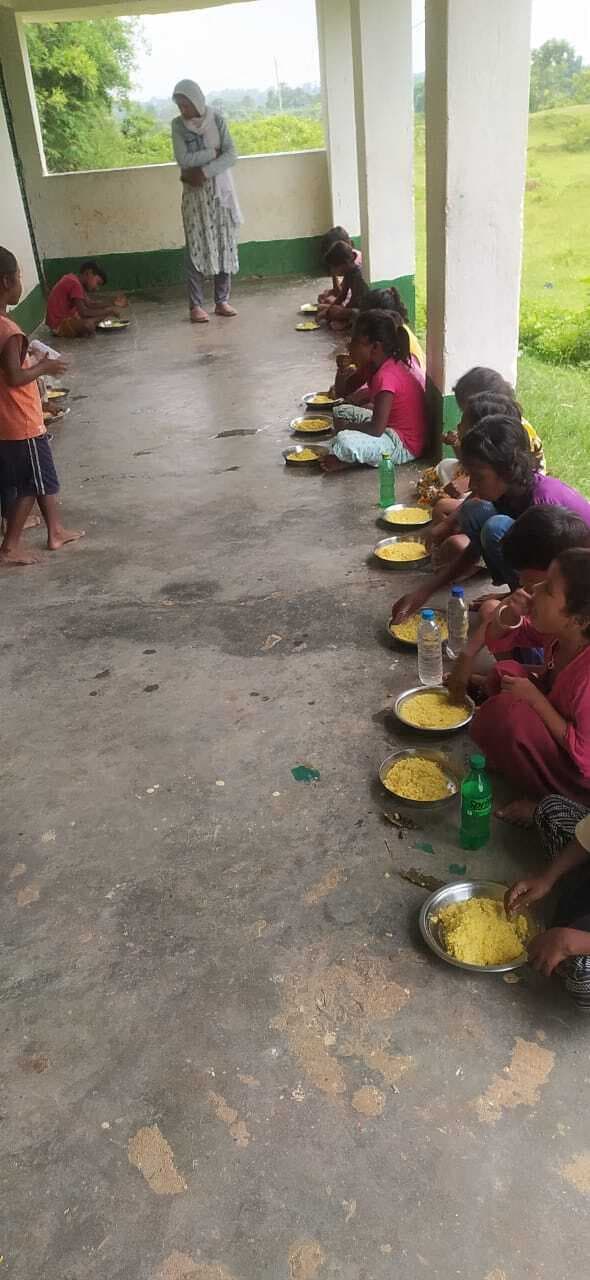 मिश्राडीह स्कूल में बच्चों को 15 दिनों बाद मिला मध्याह्न भोजन