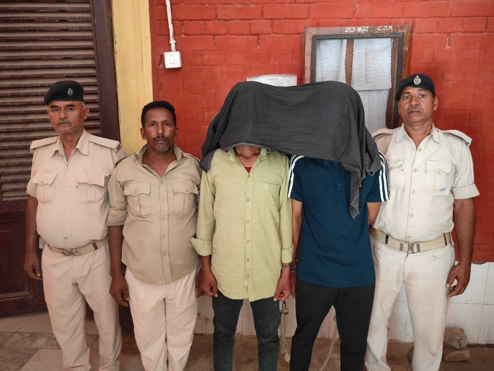 आभूषण दुकानदार से लूट मामले में जलिया व बर्गर गिरफ्तार