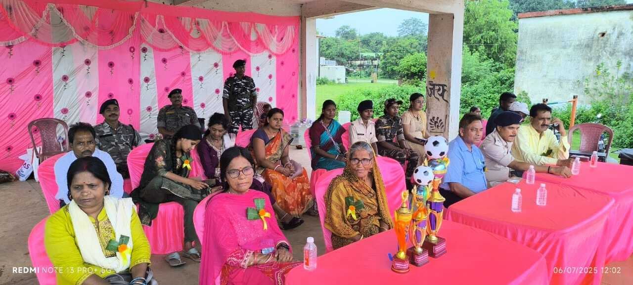 किशोरी फुटबॉल टूर्नामेंट में मधुपुर ने दुमका को दो गोल से हराया