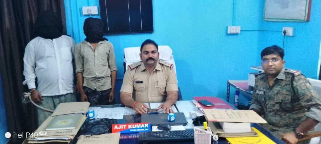 प्रतिबंधित मांस लदा पिकअप वैन जब्त, दो गिरफ्तार