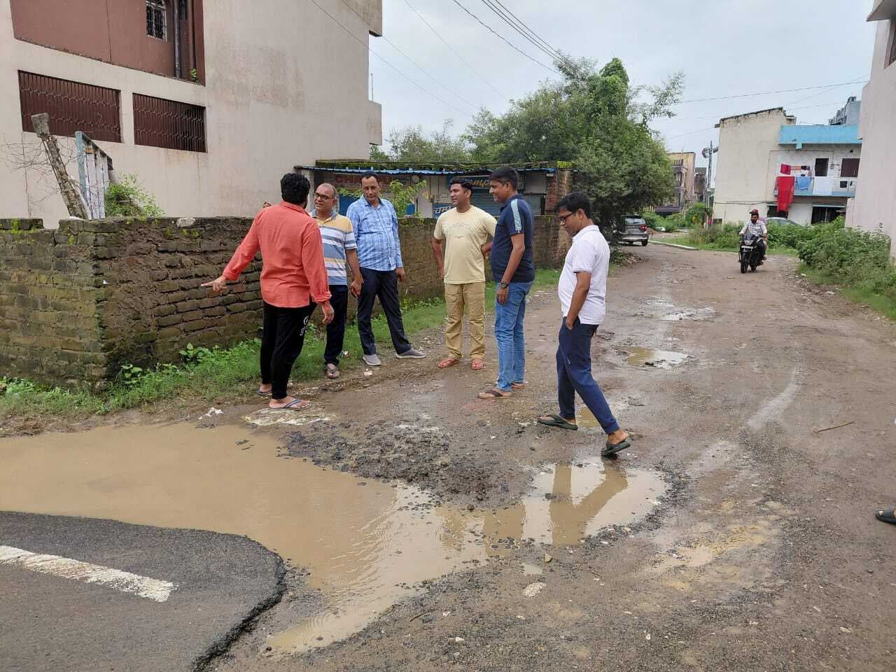 Jamshedpur news. हरिओम नगर रोड नंबर पांच : जानलेवा बनी सड़क, रोज हो रहे हादसे