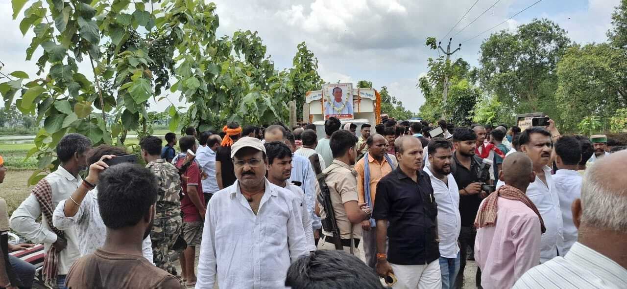 रौनिया पंचायत के मुखिया के अंतिम यात्रा में शामिल हुए कांग्रेस जिलाध्यक्ष