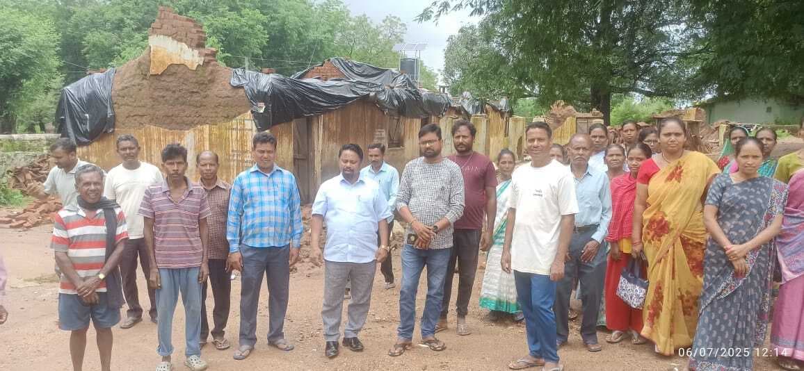 भारी बारिश में स्कूल का भवन गिरा