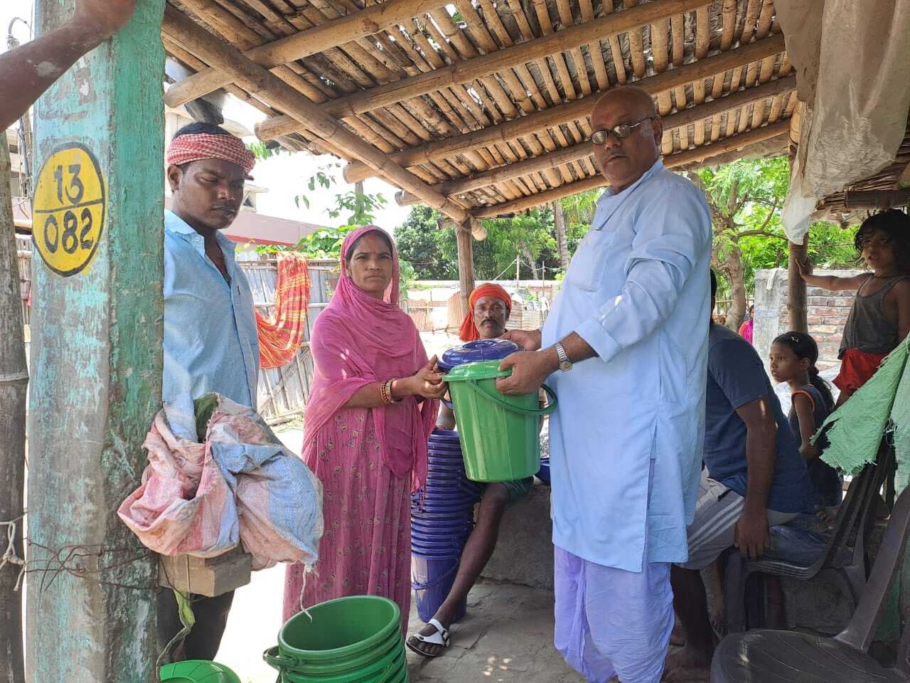 नंप सिमराही में वार्डवासियों के बीच डस्टबिन वितरित