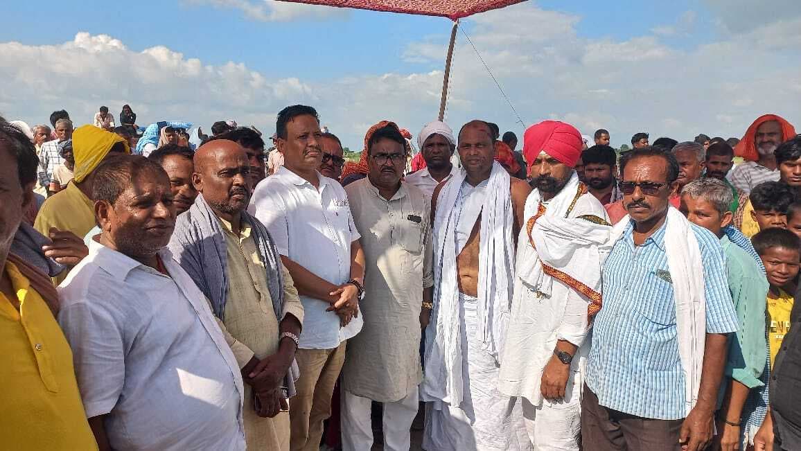 काढागोला घाट पर पंचतत्व में विलिन हुए कौशल किशोर यादव