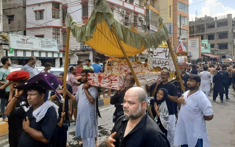 मुहर्रम: इमाम हुसैन की शहादत पर मातम में डूबा मुजफ्फरपुर, निकला मातमी जुलूस