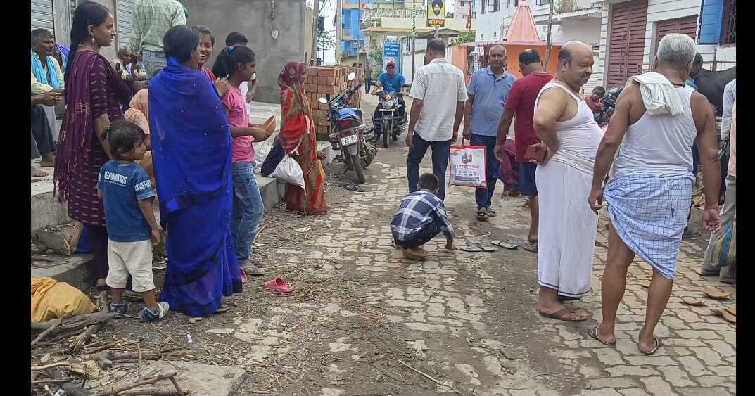 मिर्जापुर गांव के दर्जनों लोग पहुंचे खप्पड़ वाले बाबा के पास इलाज कराने