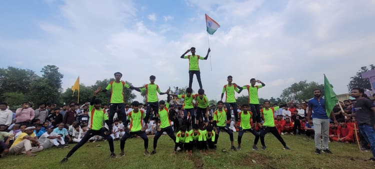 Deoghar News : मोहनपुर में मुहर्रम पर निकला ताजिया जुलूस, युवकों ने दिखाये करतब