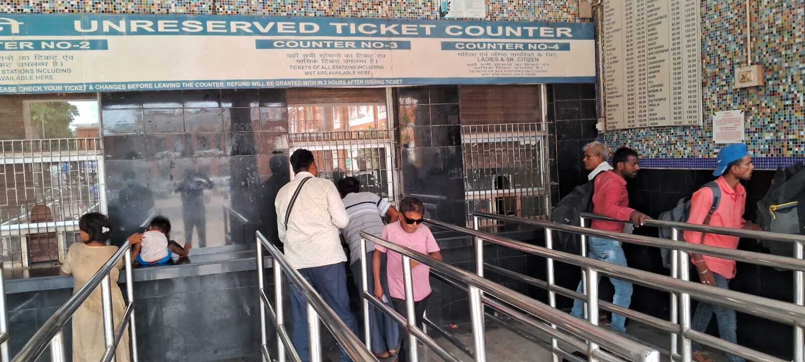 जमालपुर में अनारक्षित टिकट लेना हुआ आसान, रेलवे ने एटीवीएम फैसिलिटेटर को किया बहाल