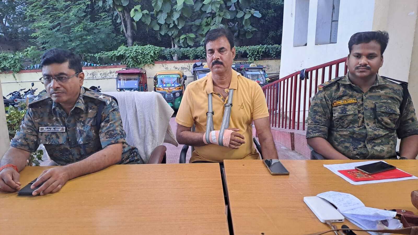 बिना हेलमेट पकड़ाये दो भाइयों ने थाने में पुलिस पदाधिकारियों के साथ की मारपीट, दारोगा घायल