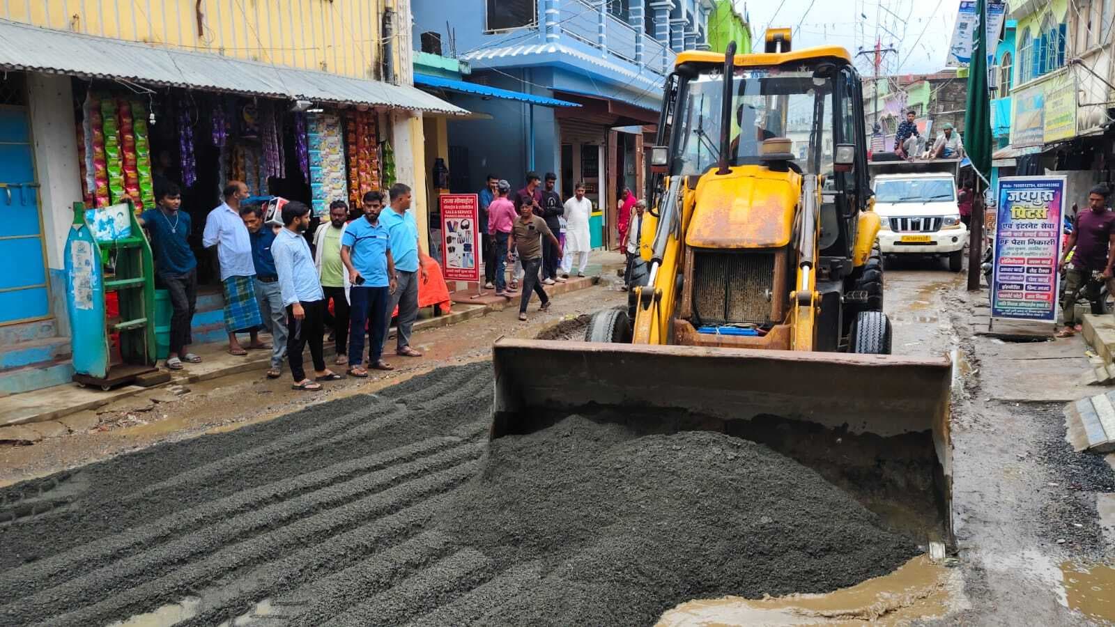तीनपहाड़ मुख्य सड़क पर बने गड्ढों की हुई मरम्मत