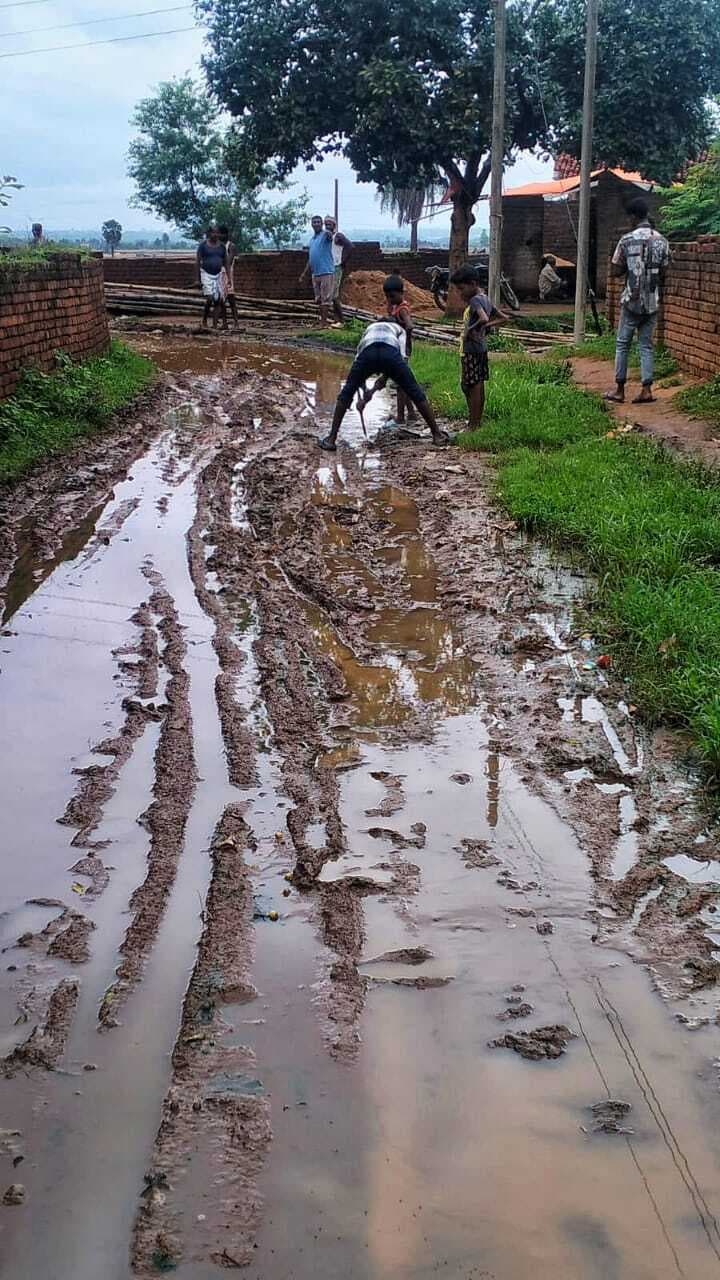 बरसात में सड़क पर जलभराव और कीचड़ से हो रही परेशानी