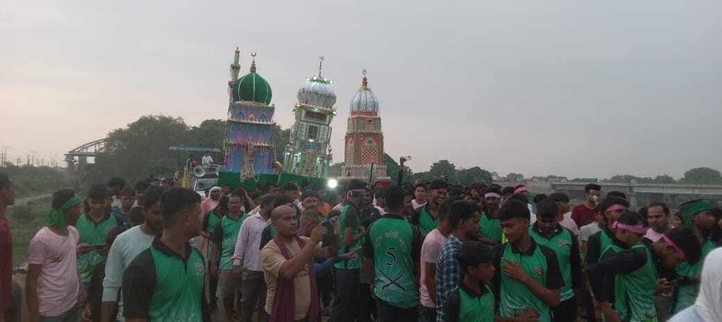 Kaimur News : कर्मनाशा नदी पुल पर दो राज्यों के तीन ताजियों का हुआ मिलन