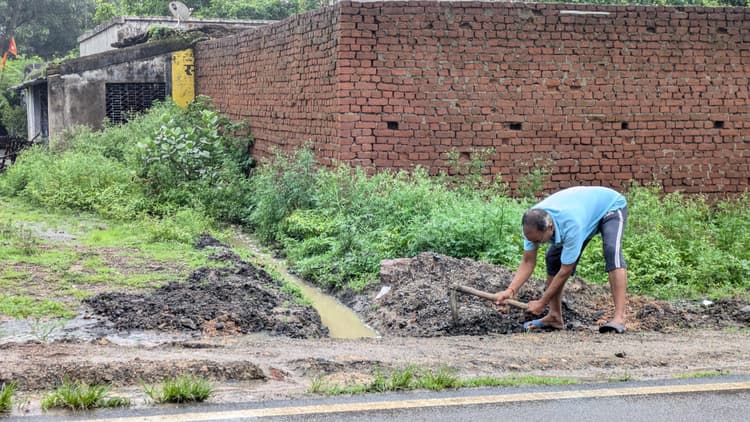 सड़क बनने से बारिश का पानी घरों में घुसा