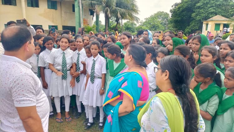 सारठ केजीएबी में वार्डन पर आरोप लगाते हुए छात्राओं ने किया हंगामा