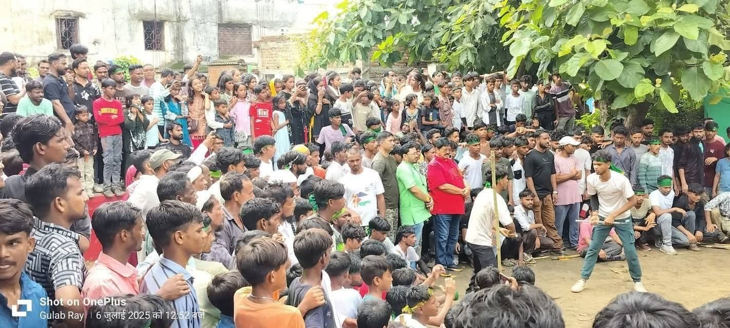 सारठ: जुलूस में शामिल अखाड़े में युवाओं ने दिखाये हैरतअंगेज करतब