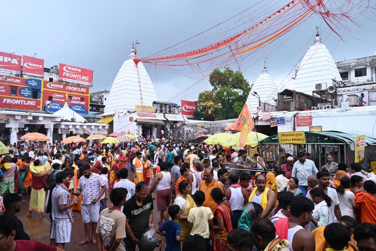 Deoghar News : सावन से पहले बाबाधाम पहुंचने लगे गेरुआ वस्त्रधारी भक्त, देर रात तक हुआ जलार्पण