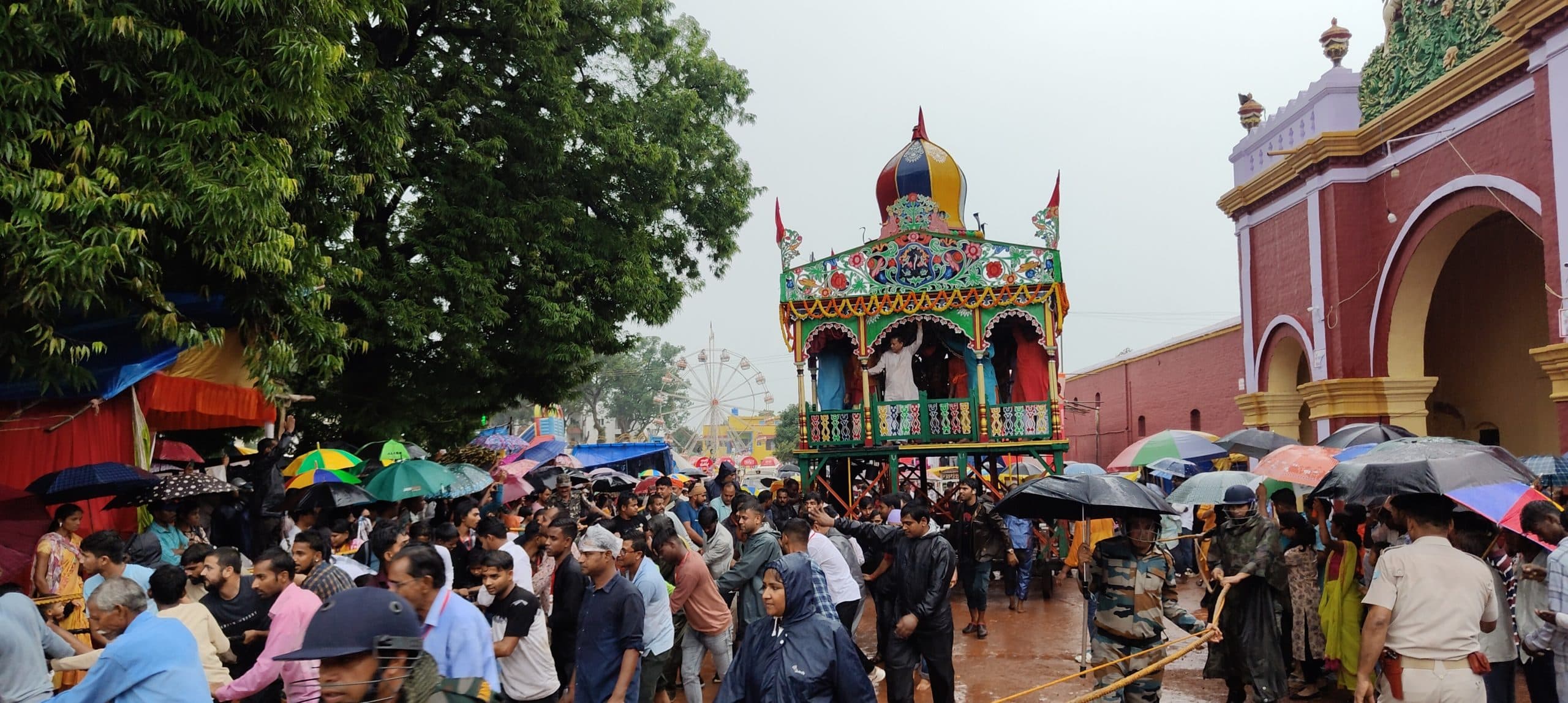 भगवान जगन्नाथ, भाई बलभद्र व बहन सुभद्रा के साथ पहुंचे मुख्य मंदिर
