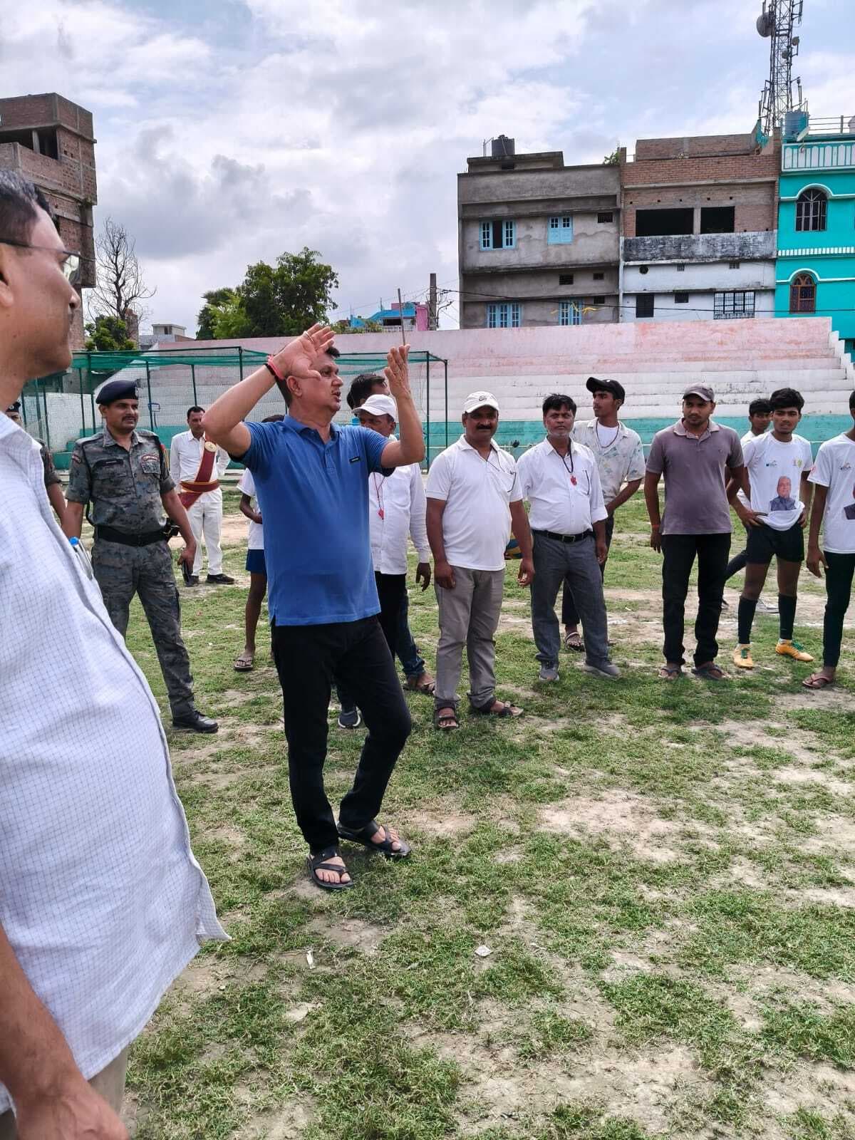 मशाल प्रतियोगिता : मैदान में डीएम ने खिलाड़ियों को दी बंप सेट की जानकारी