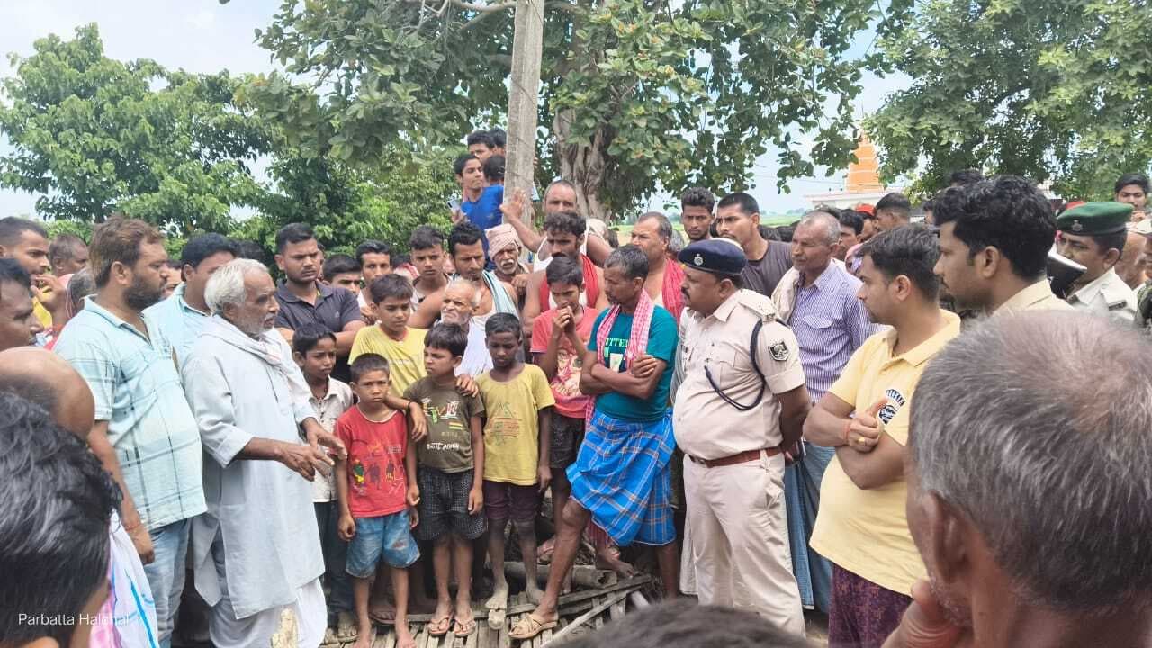 लगातार हो रही चोरी की घटना के विरोध में आक्रोशित ग्रामीणों ने किया सड़क जाम, पांच चोर गिरफ्तार
