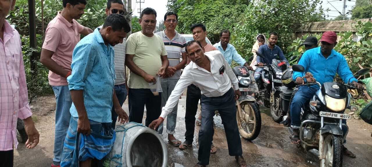 धान रोप कर व मछली छोड़कर जर्जर सड़क पर विरोध प्रदर्शन