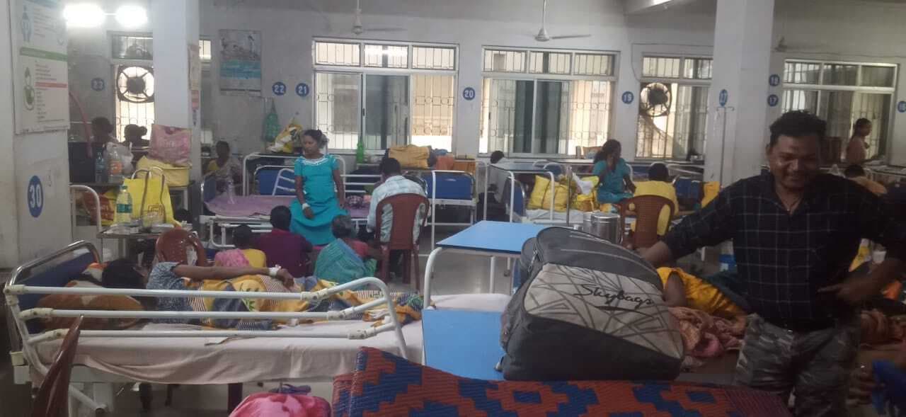 Chaibasa News : सदर में स्ट्रेचर व जमीन पर हो रहा इलाज