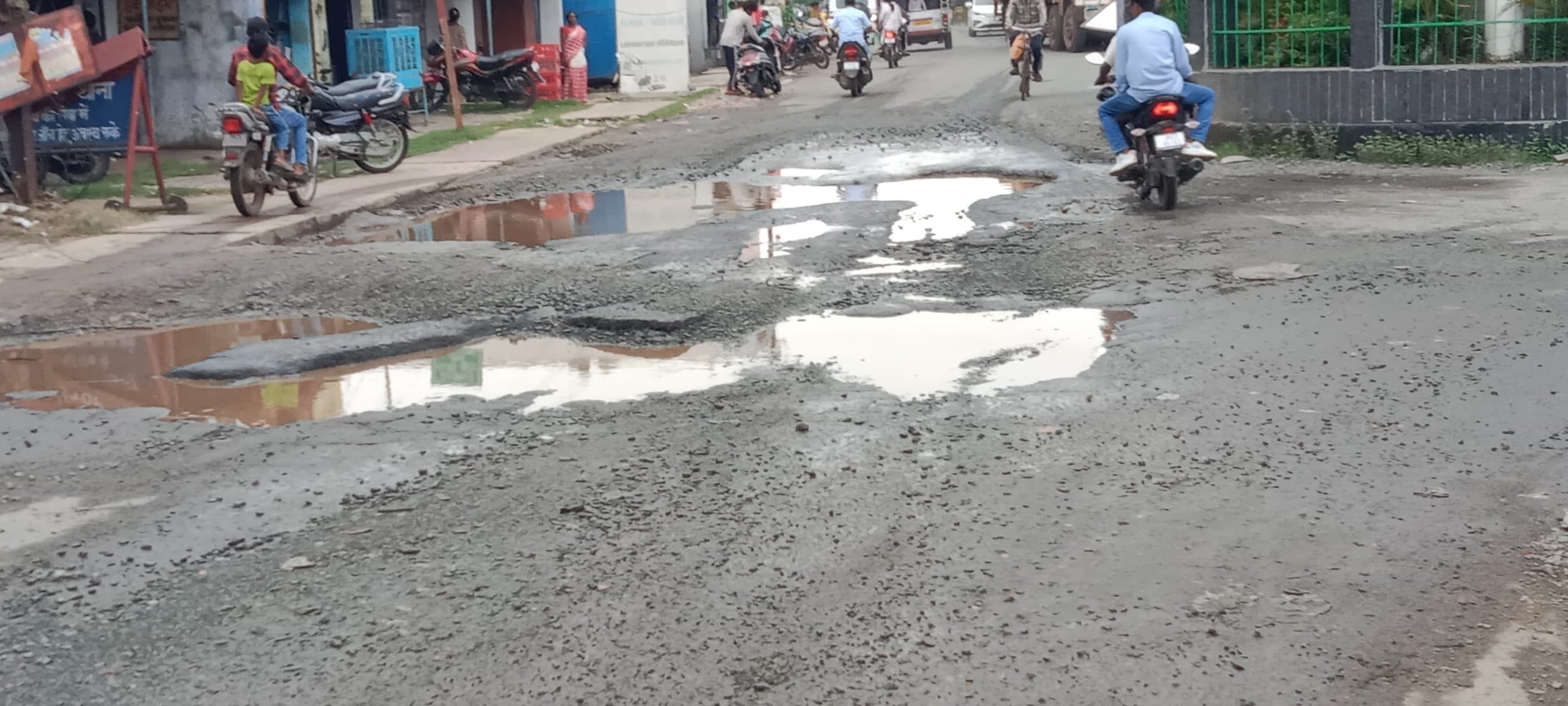 Seraikela Kharsawan News : कांड्रा-सरायकेला-चाईबासा सड़क पर गड्ढे ही गड्ढे