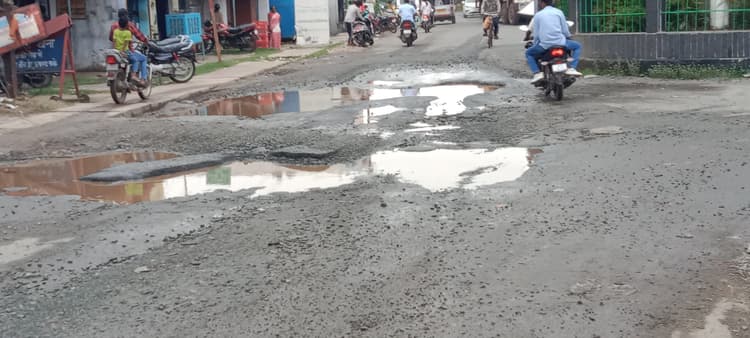 Seraikela Kharsawan News : कांड्रा-सरायकेला-चाईबासा सड़क पर गड्ढे ही गड्ढे